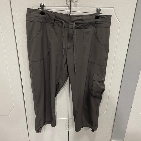 Alo Gray Mid Rise Straight Cropped Cargo pants - Picture 1 of 14